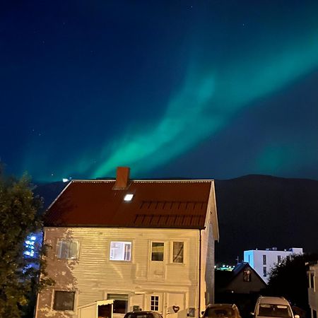 Centrally Located Apartment In Classic Townhouse Tromsø Buitenkant foto