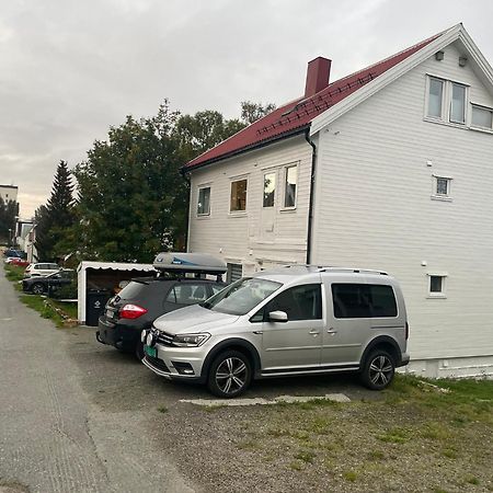 Centrally Located Apartment In Classic Townhouse Tromsø Buitenkant foto