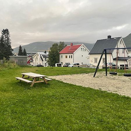 Centrally Located Apartment In Classic Townhouse Tromsø Buitenkant foto
