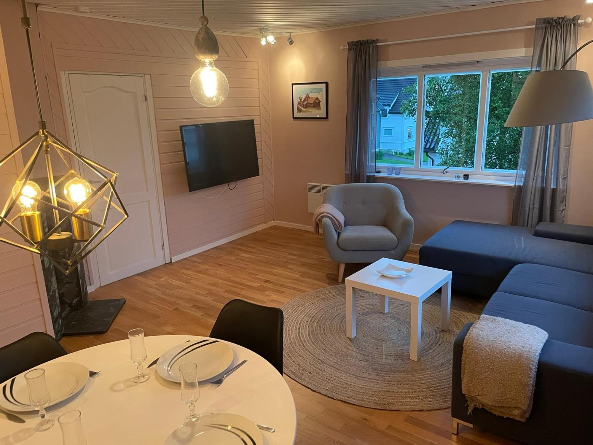 Centrally Located Apartment In Classic Townhouse Tromsø Buitenkant foto