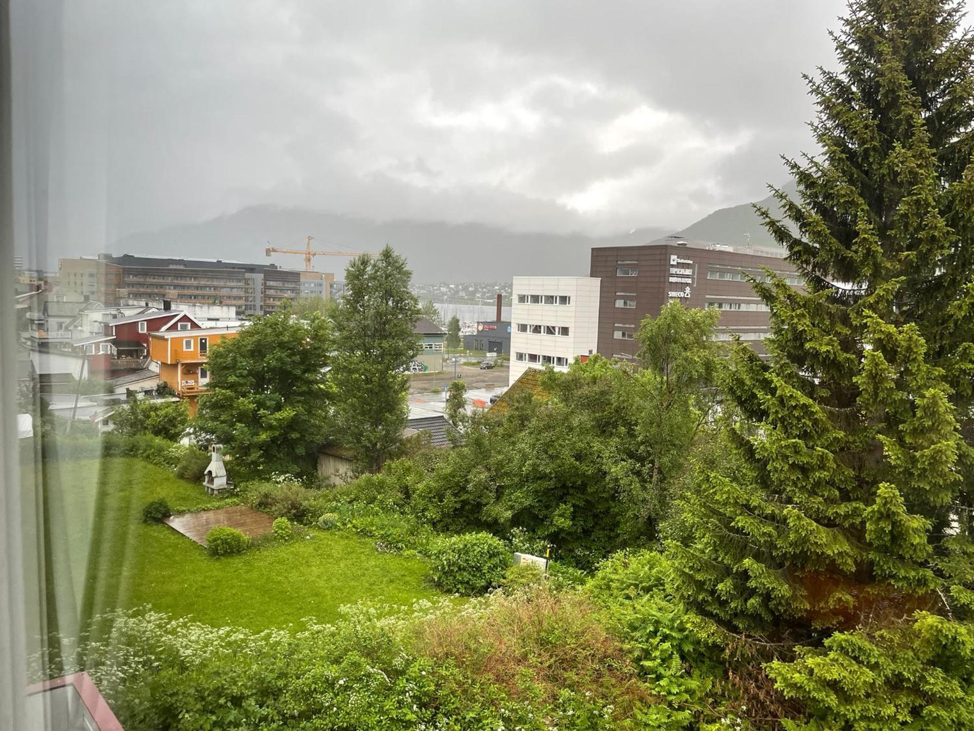 Centrally Located Apartment In Classic Townhouse Tromsø Buitenkant foto